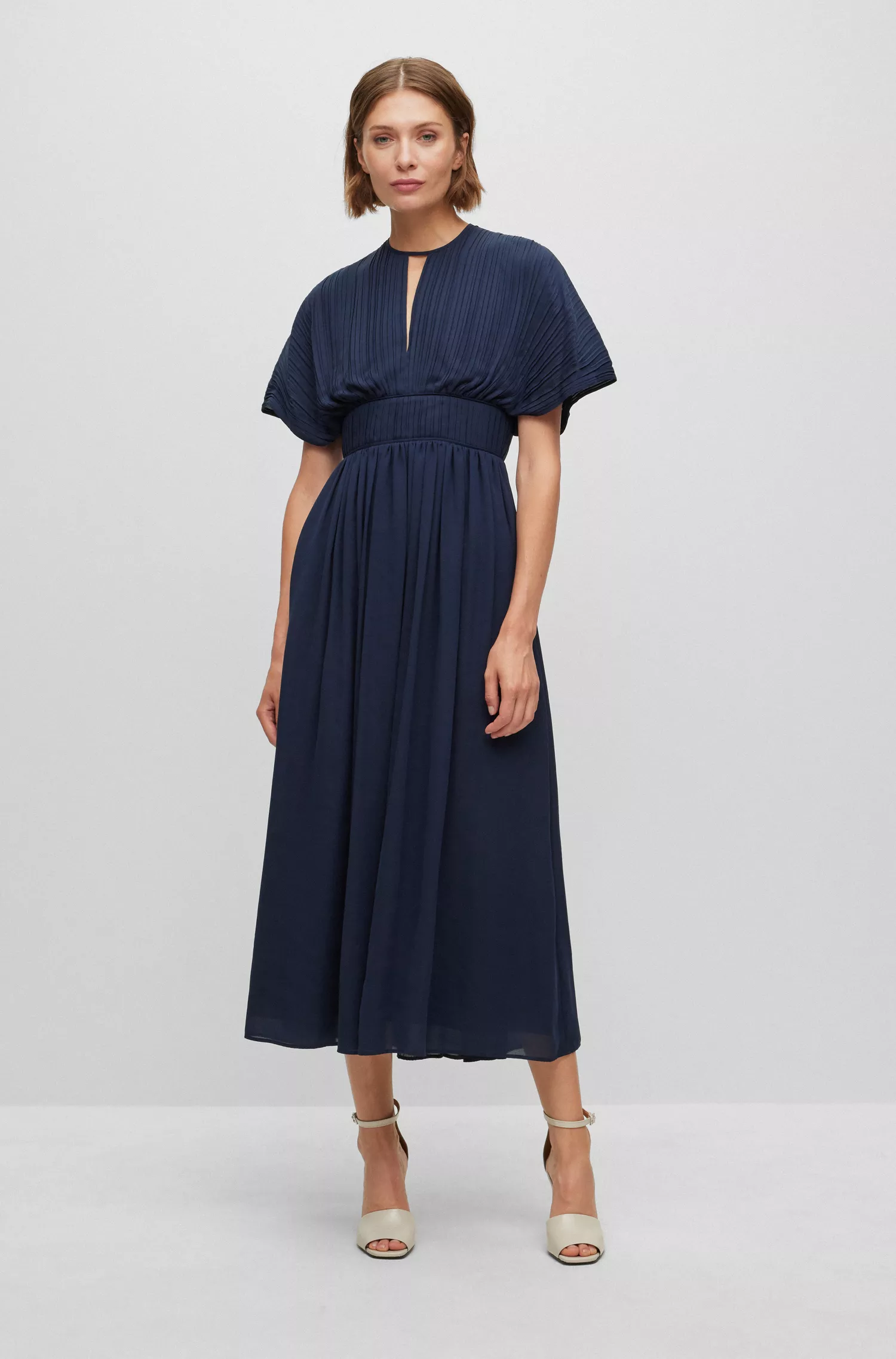 Vestido preto justo da BOSS com amarração nas costas e decote em formato de gota.