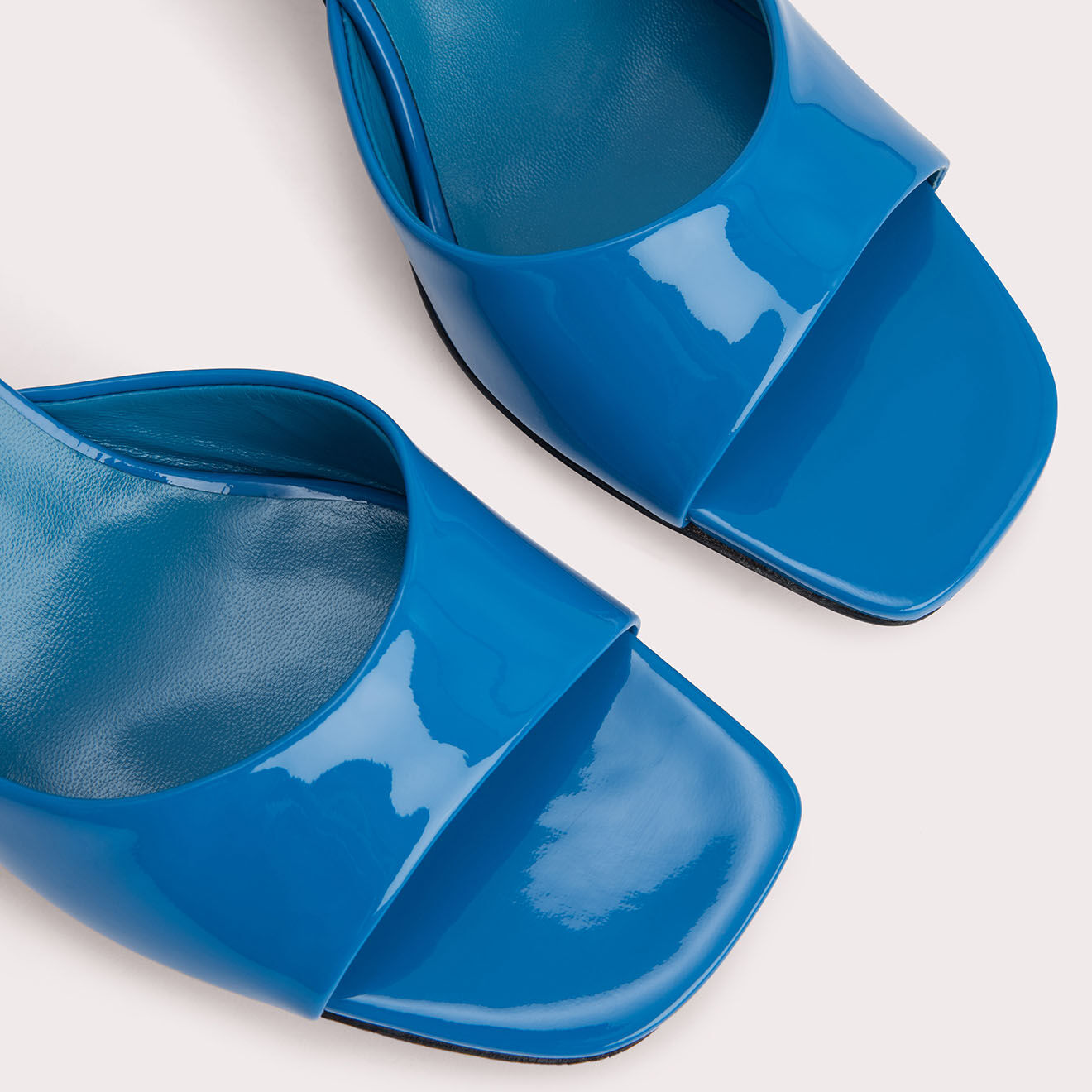 By Far Mules en Cuir verni Romy bleues - Talon 7 cm