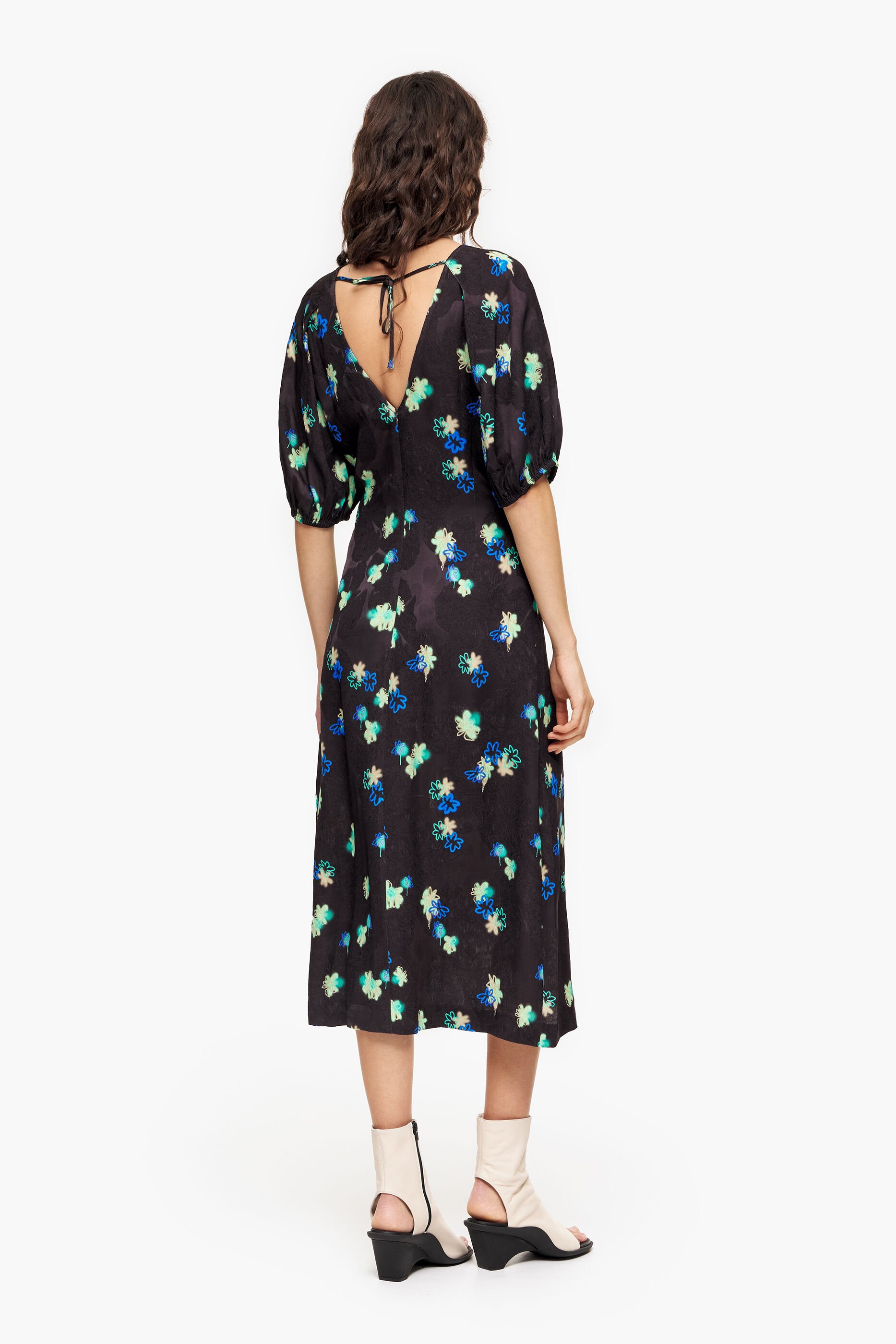 Vestido fluido com estampa de flores em spray