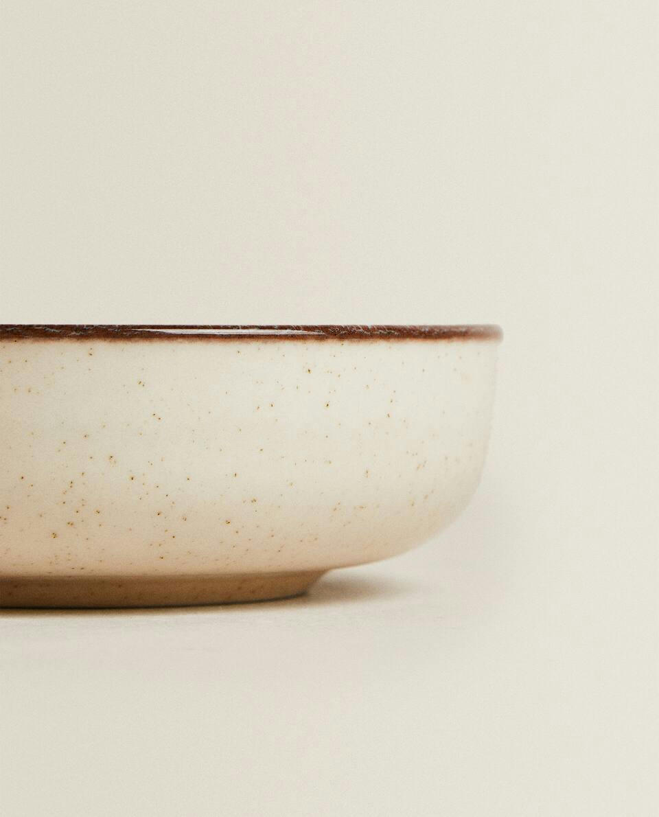 Tigela de porcelana com borda de acabamento antigo