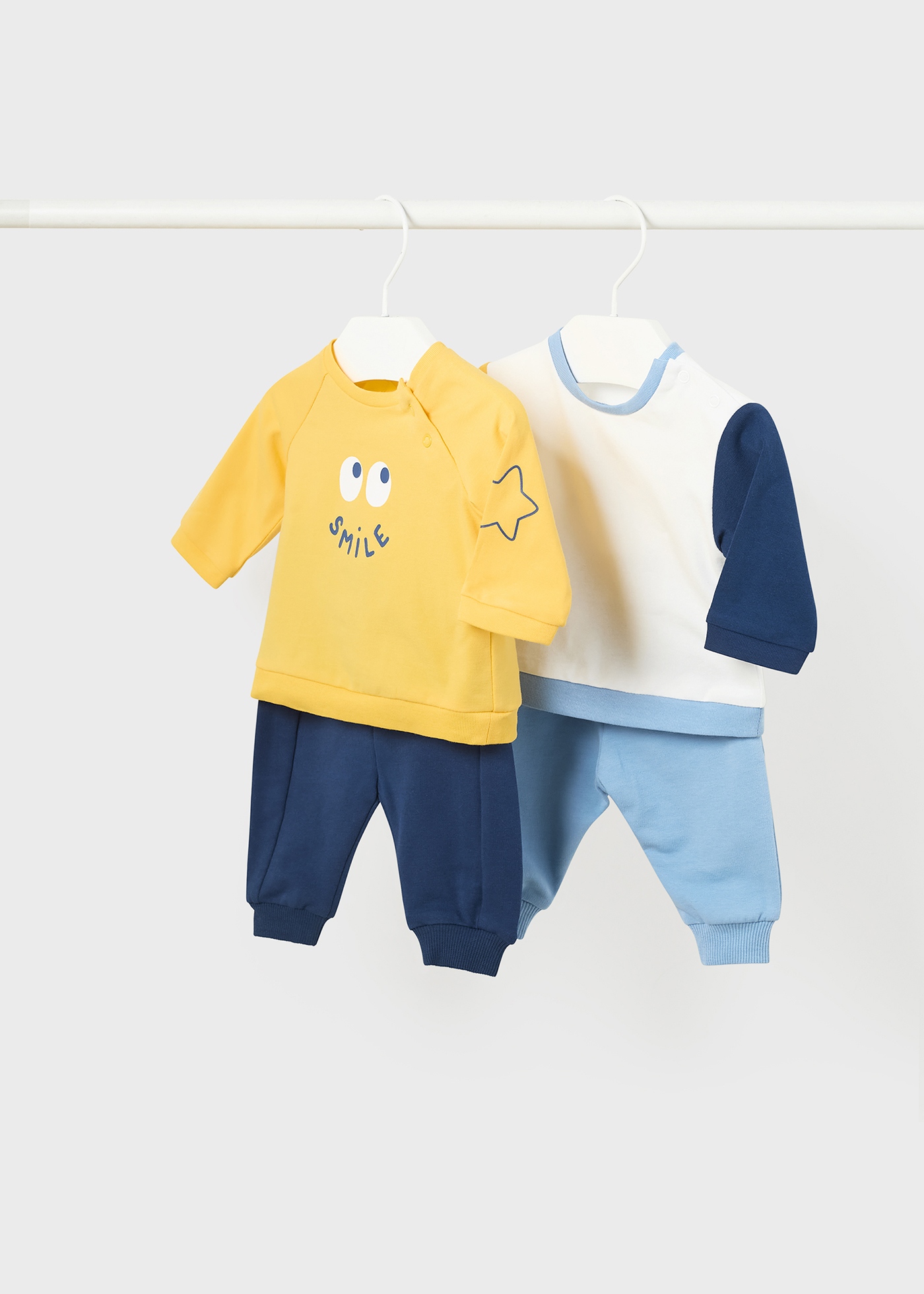 Conjunto de 4 peças em algodão sustentável para recém-nascidos.