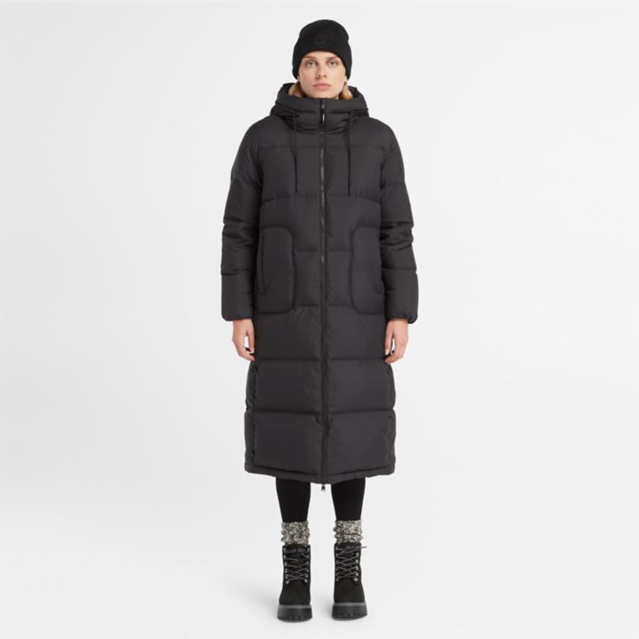 Jaqueta puffer feminina de plumas recicladas na cor preta.