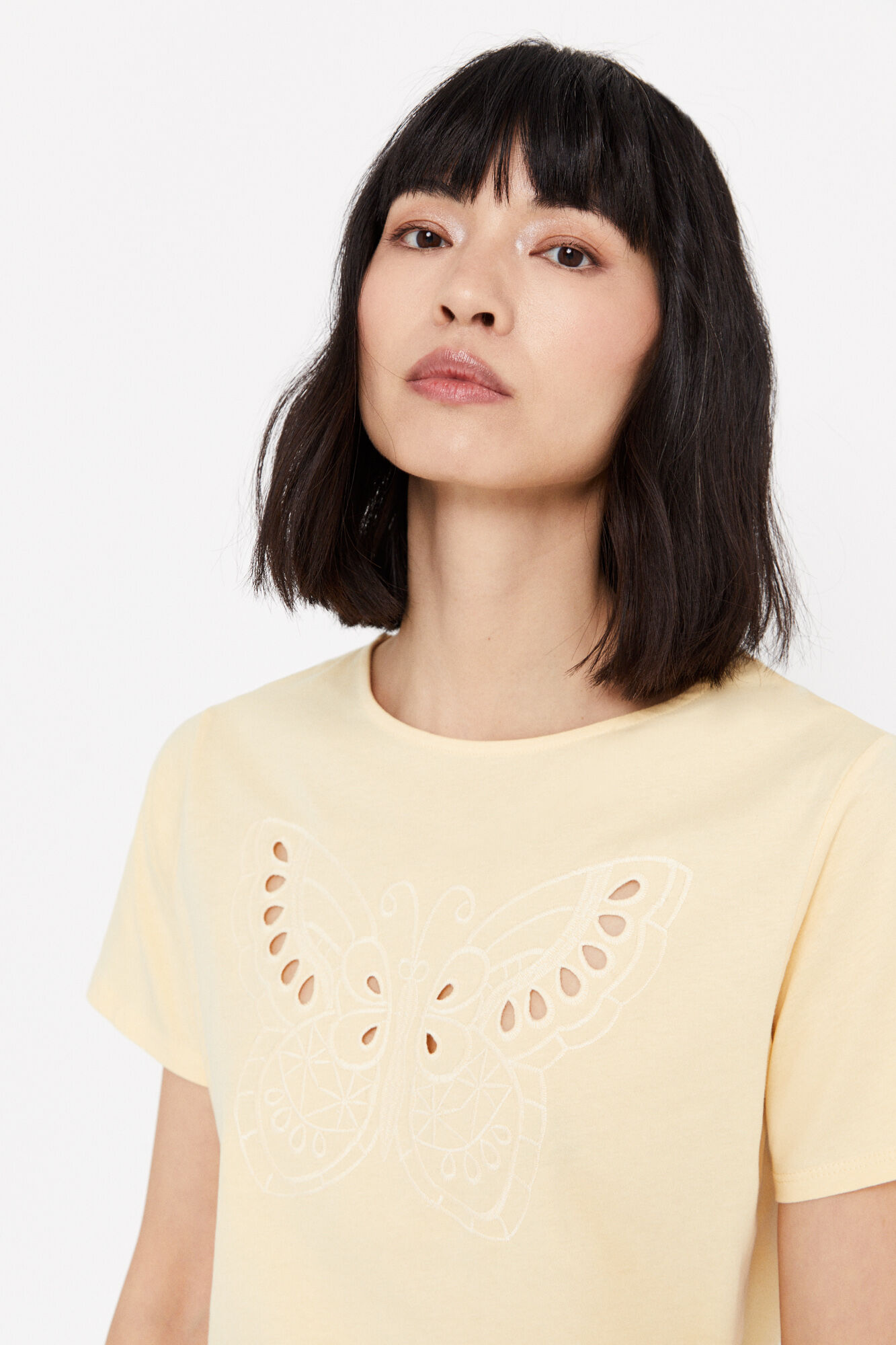 Camiseta amarela com bordado de borboletas