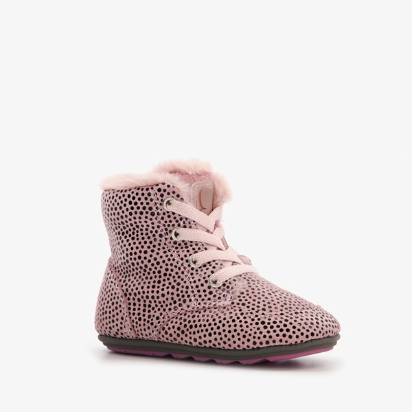 Groot gevoerde leren babyschoenen met stippen