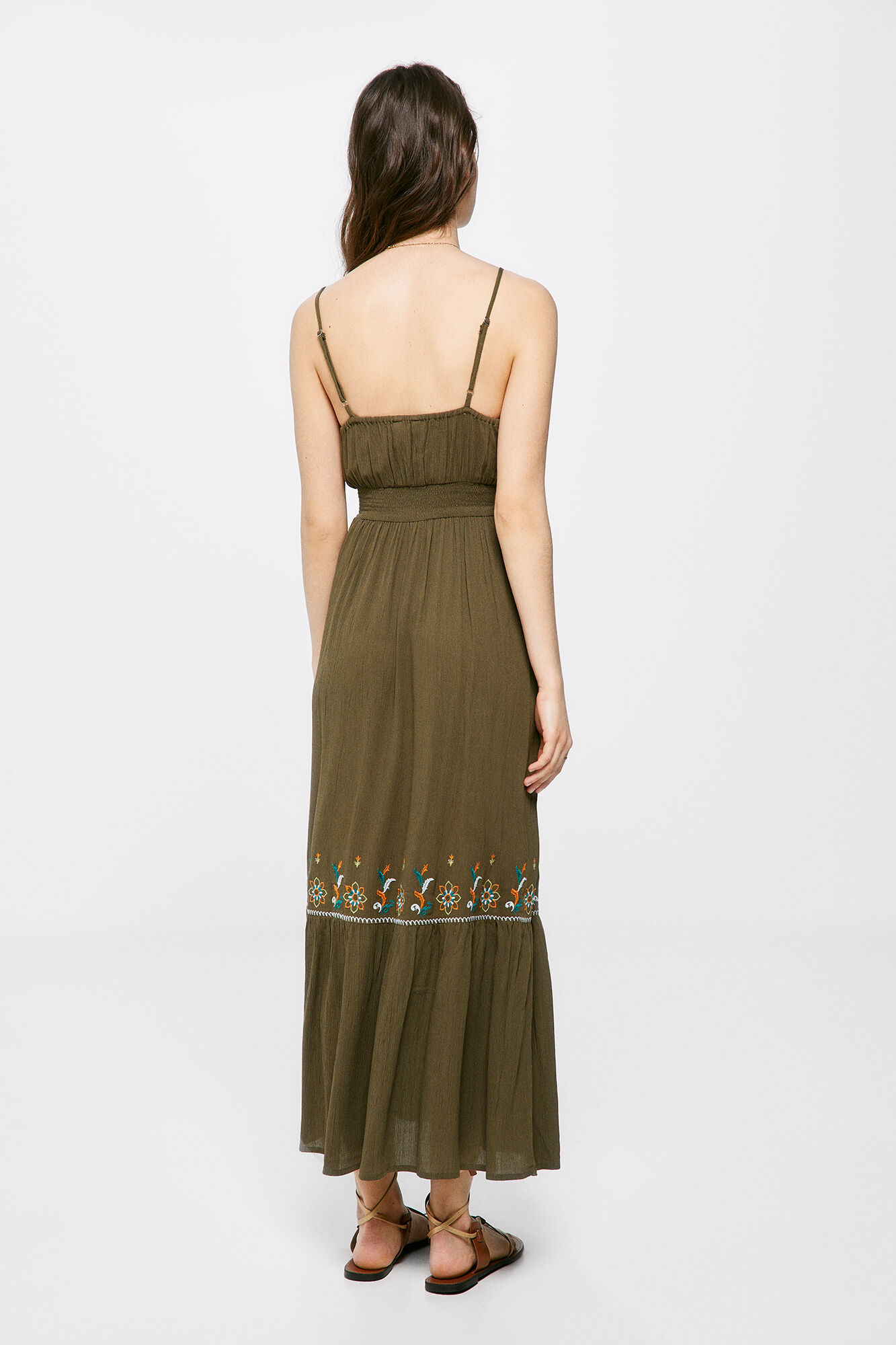 Vestido longo com bordado floral - Estampa em fundo branco