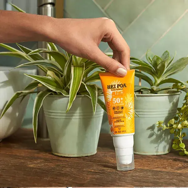 Hei Poa Sun Care Leite Protetor Solar Derretido para Rosto e Corpo FPS 50+ 150ml