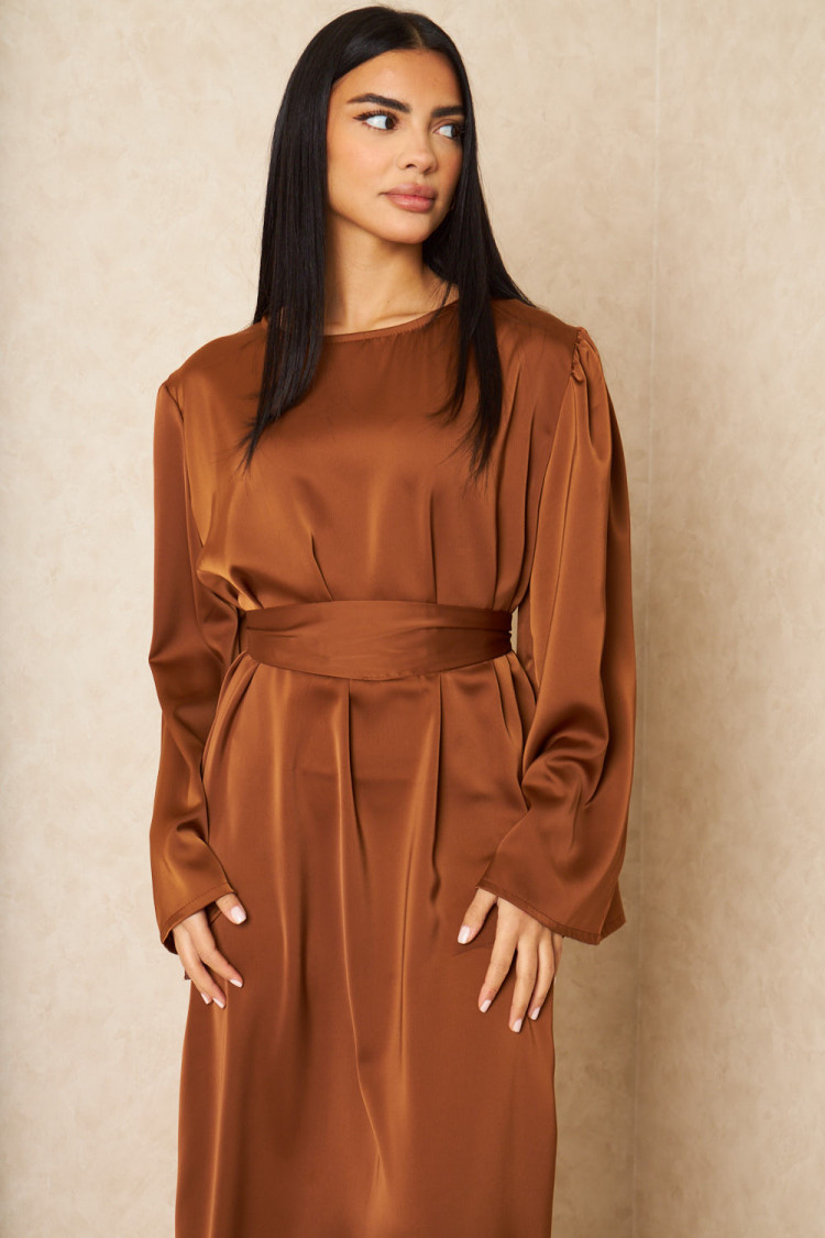 Robe ample ceinturée et satinée marron