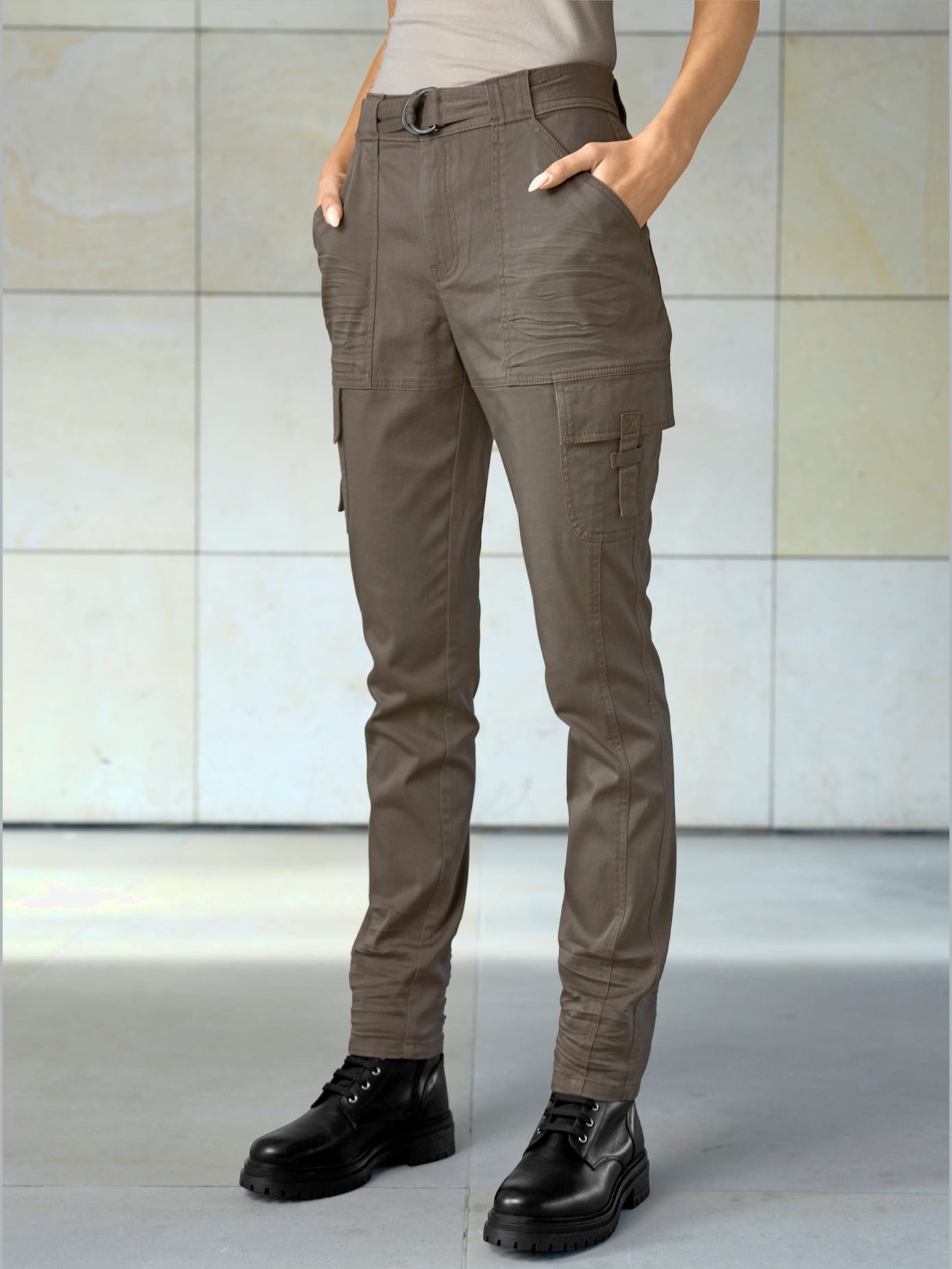 Pantalon cargo livré avec ceinture
