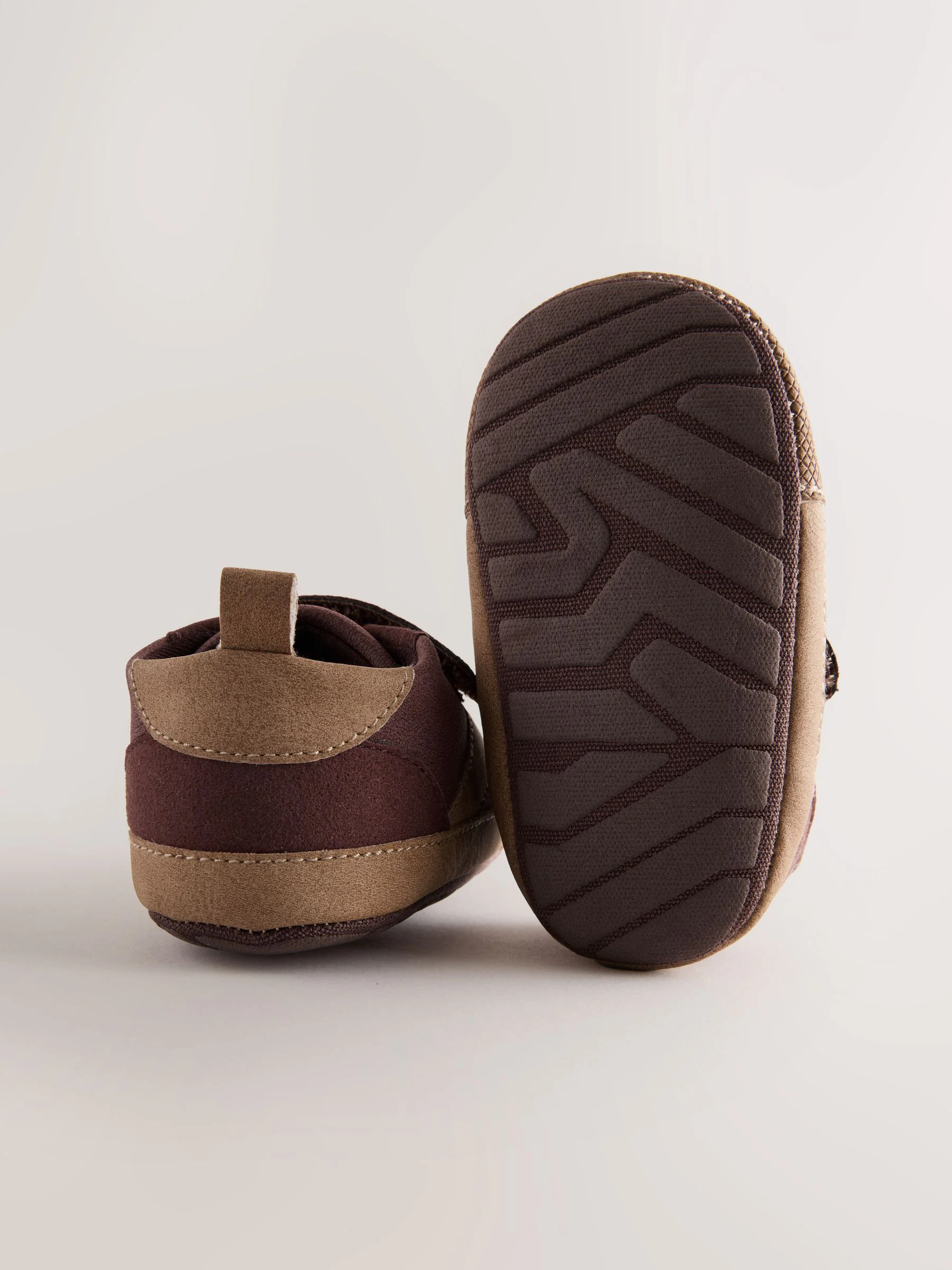 Chocoladebruin - Babysneakers met klittenbandsluiting, elastische veters en visgraatmotief (0 - 2 mnd)