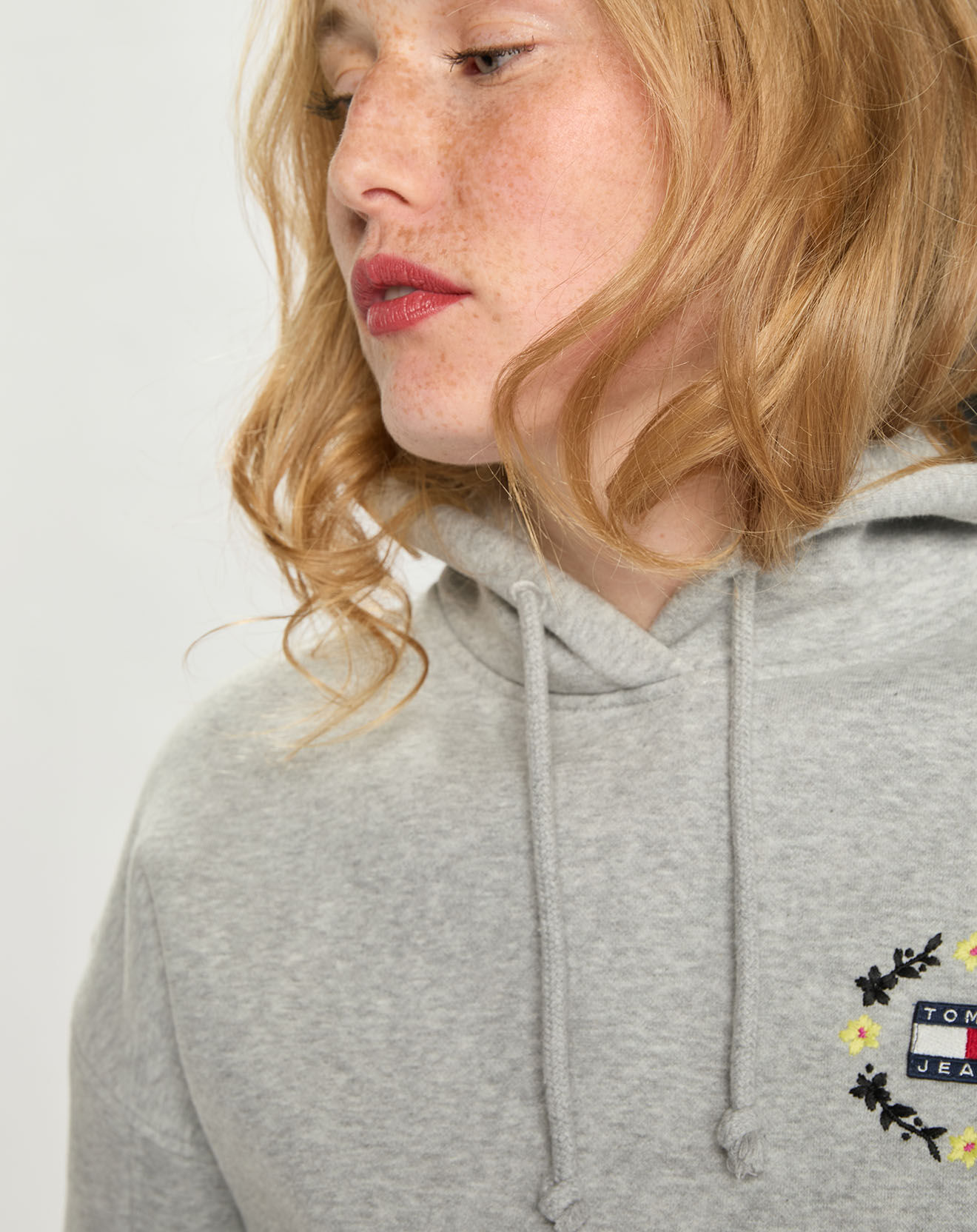 Tommy Jeans Sweat en Coton Bio mélangé  Crop Floral Badge gris chiné