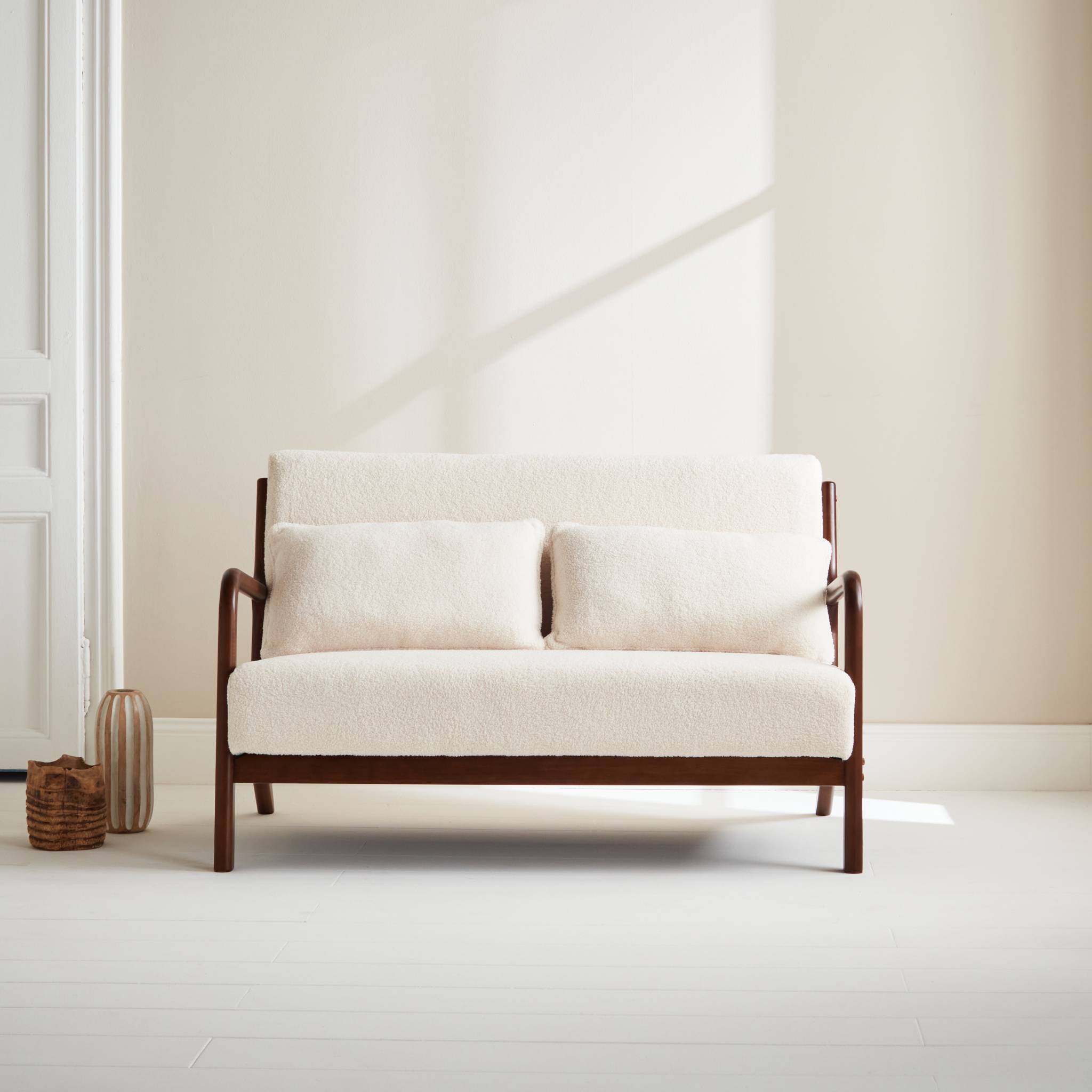 Banquette à bouclettes . Pieds bois d'hévéa teinté noyer clair. 2 places droit fixe. Pieds compas scandinave