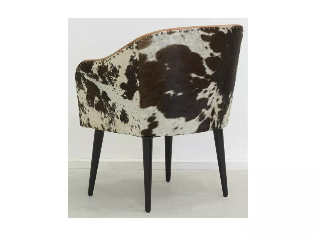 Fauteuil en cuir camel et peau de vache