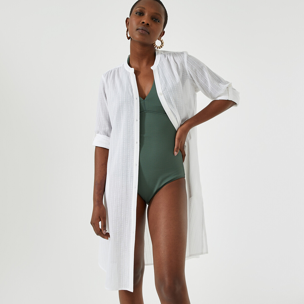ANNE WEYBURN<br>Blusa, comprimento túnica, fechamento frontal com botões, mangas compridas