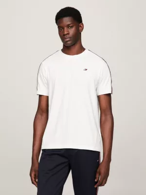 Camiseta de gola redonda com estampa da bandeira esportiva