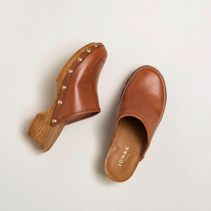 Sabots à clous  en cuir cognac