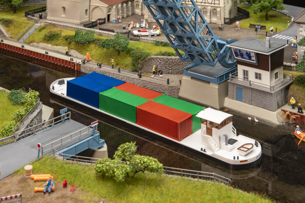 FALLER H0 Flussfrachter mit Containern