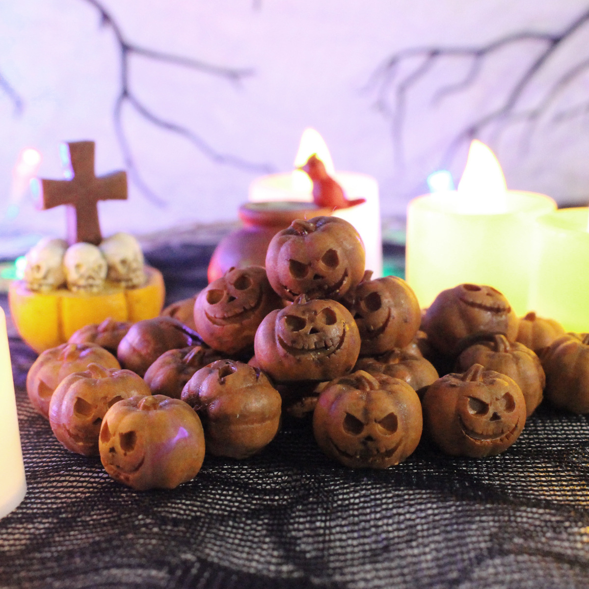 (20er Set) Miniatur Halloween Deko Mini Kürbis Grusel Party Tischdekoration Bastel Zubehör für Kreative DIY Projekte - Orange