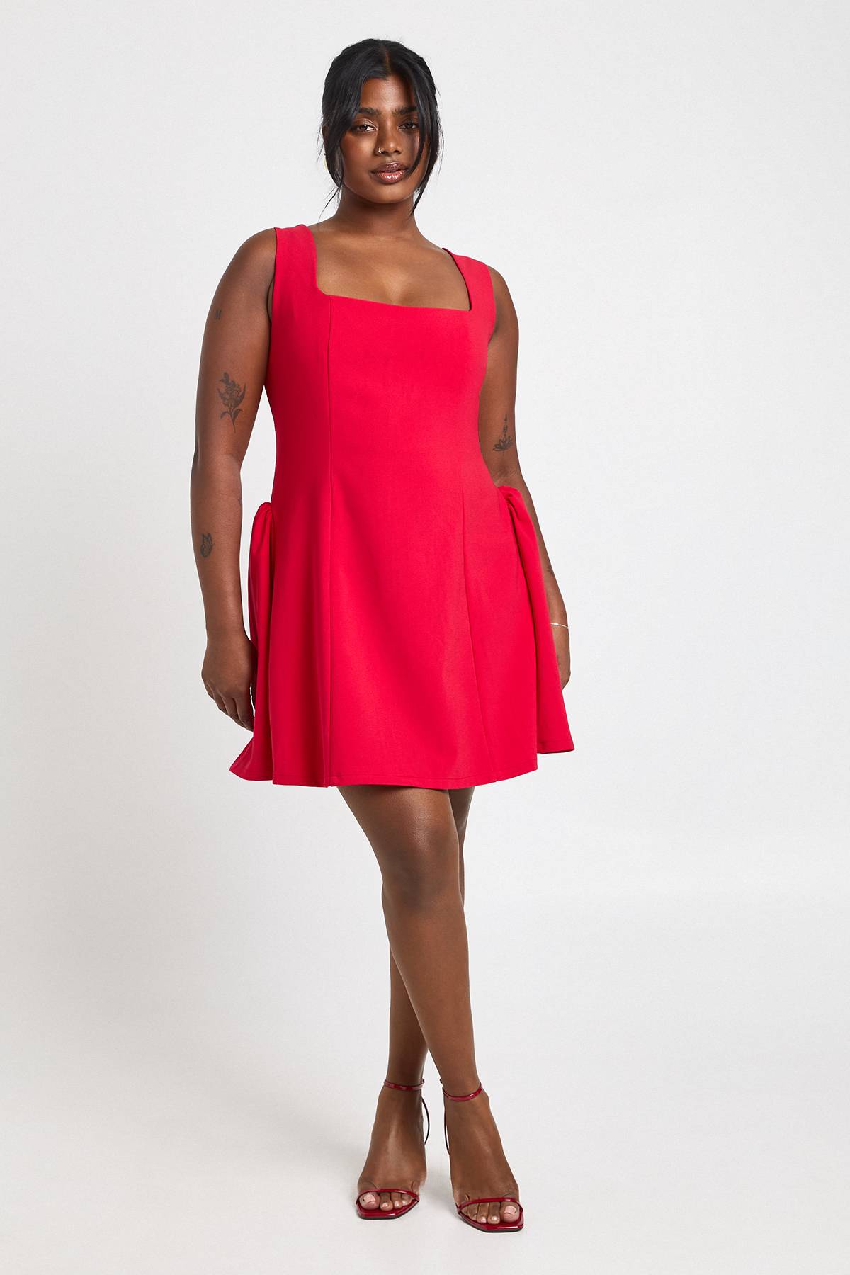 boohoo Robe Mini Grande Taille À Encolure Carrée Et Jupe Évasée