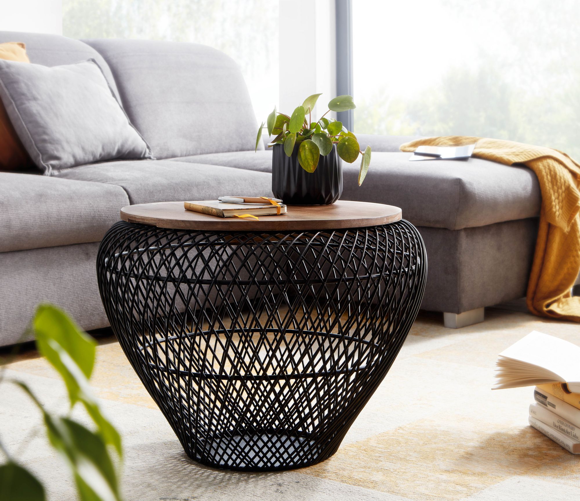 KADIMA DESIGN Runder Couchtisch mit Stauraum: Holz- und Metallgestell, innenliegender Stauraum, recyceltes Mango-Massivholz, 15 kg Belastbarkeit.
