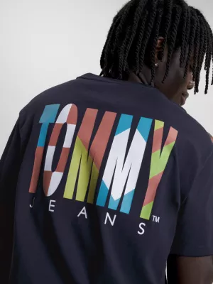 Camiseta clássica com logo nas costas e modelagem ajustada