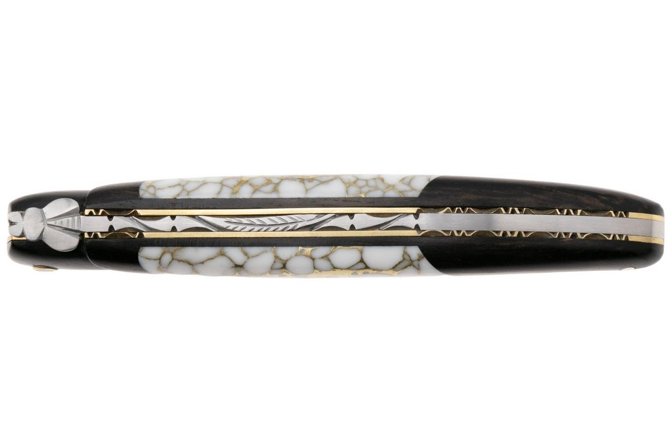 Laguiole en Aubrac Ebony, Howlite Gold Inlay, Handcarved Brass Plates, zakmes, 12 cm