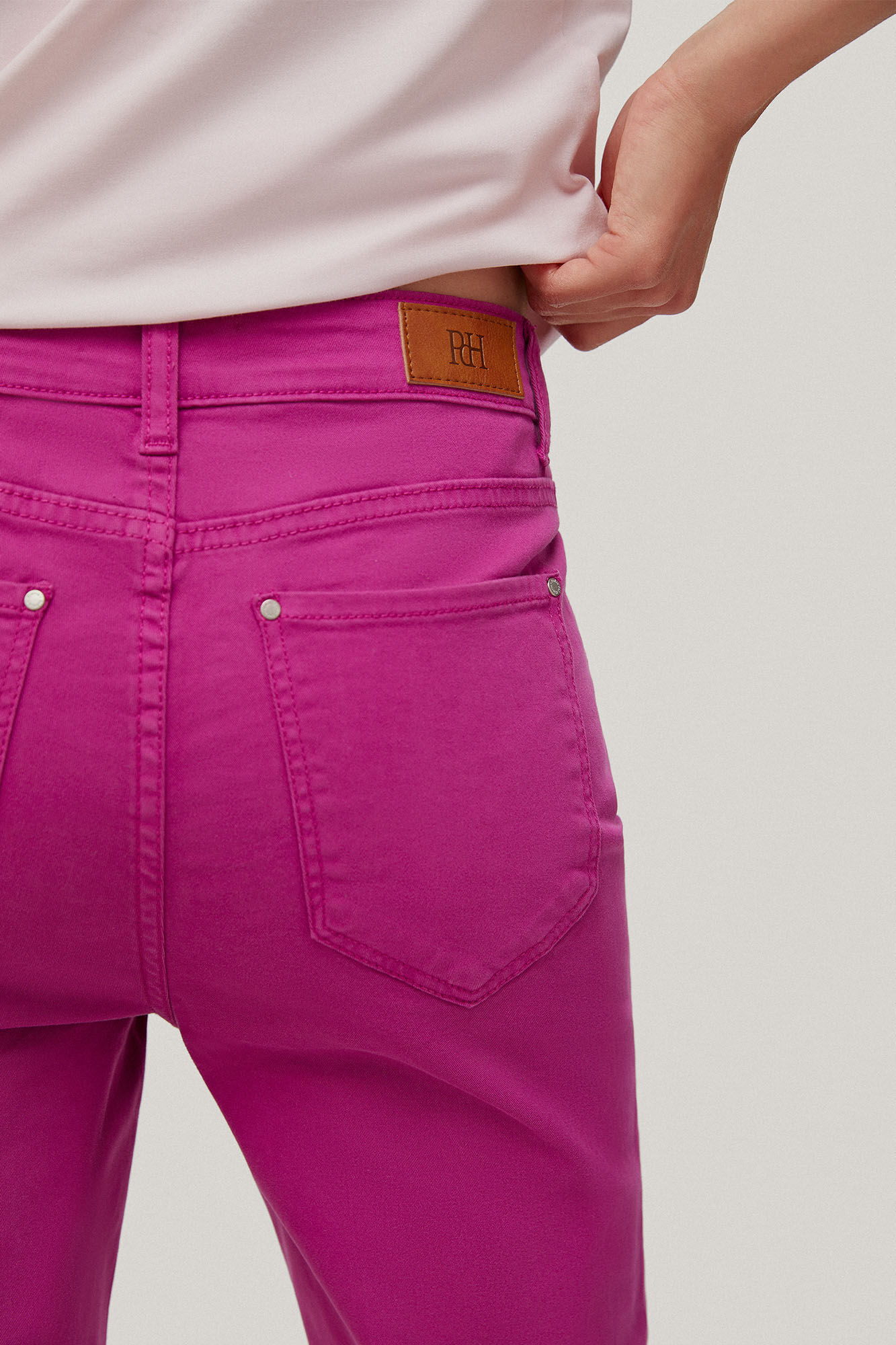 Calça jeans Capri de corte reto com 5 bolsos - Roxa