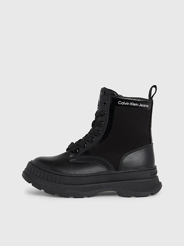 Botas infantis com cadarço