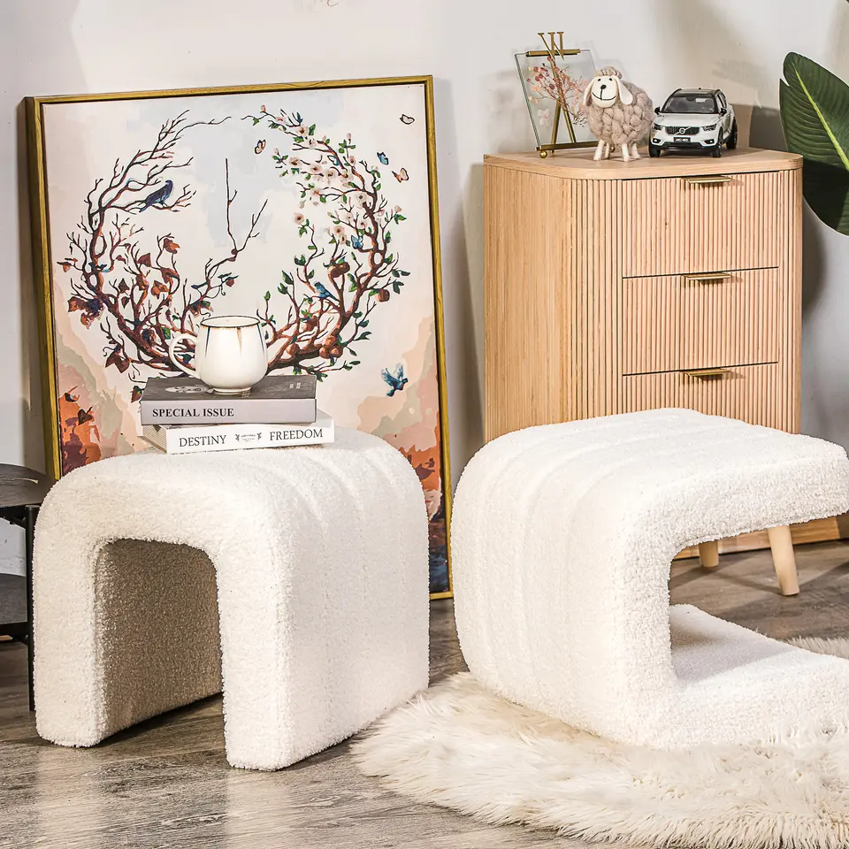 Pouf met witte krullen in Scandinavische stijl