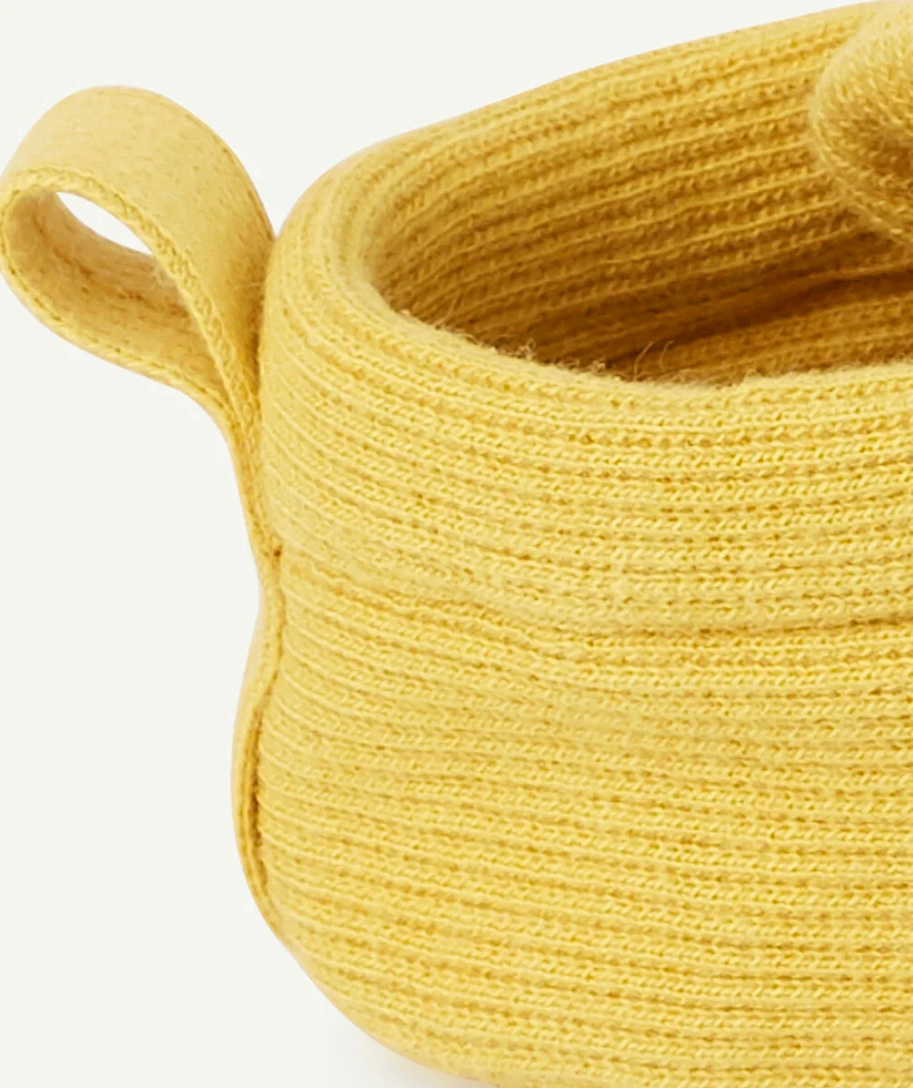LES CHAUSSONS JAUNES À NOEUDS