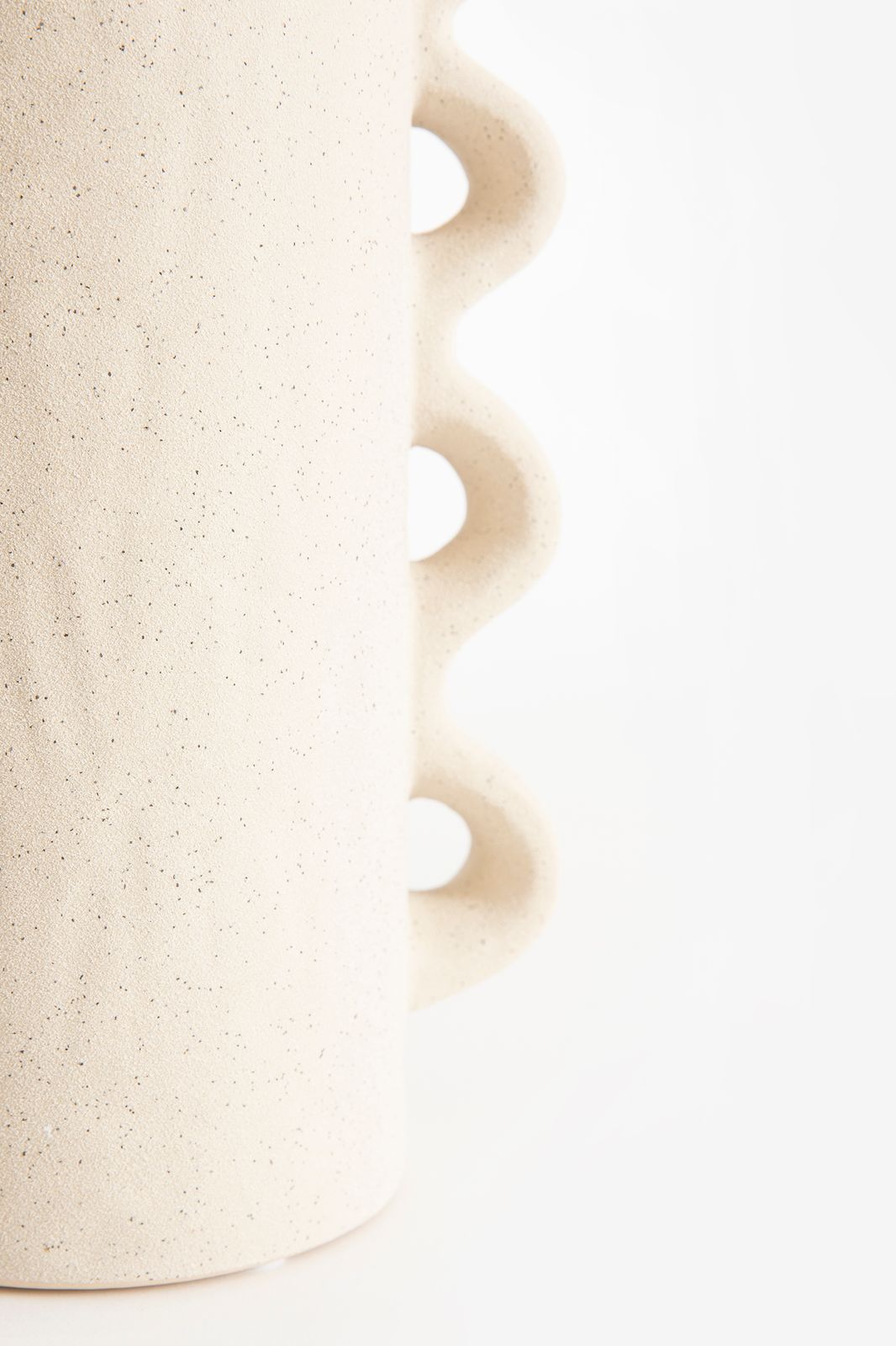 Witte keramieken vaas met ruffle
