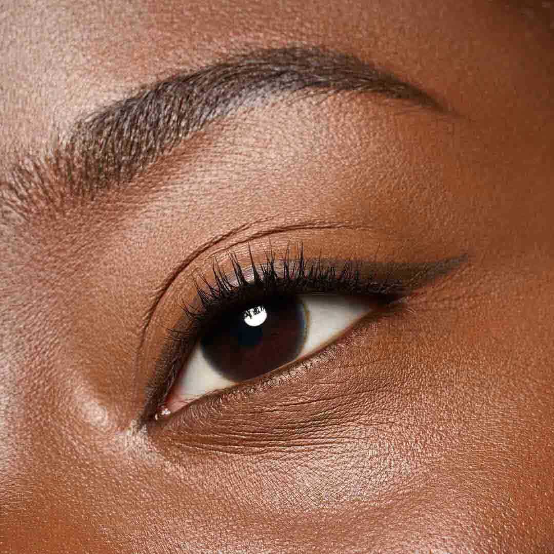 ESSENCE  Eyeliner em Caneta de Longa Duração