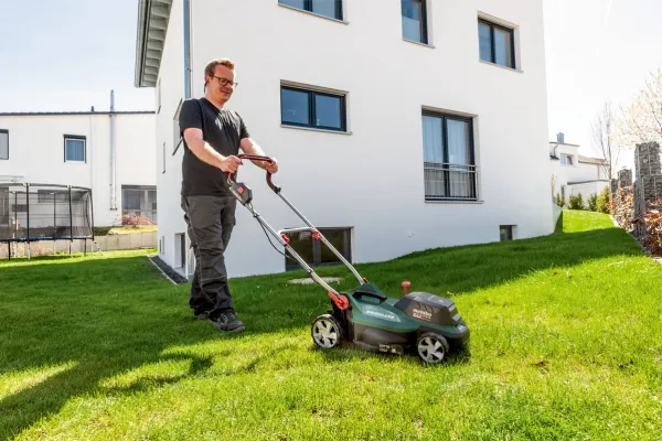 Metabo RM 36-18 LTX BL 36 - Græsslåmaskine - ledningfri - 18 V - 5.2 Ah - 2 batterier - 4000 opm - 36 cm - 14 kg
