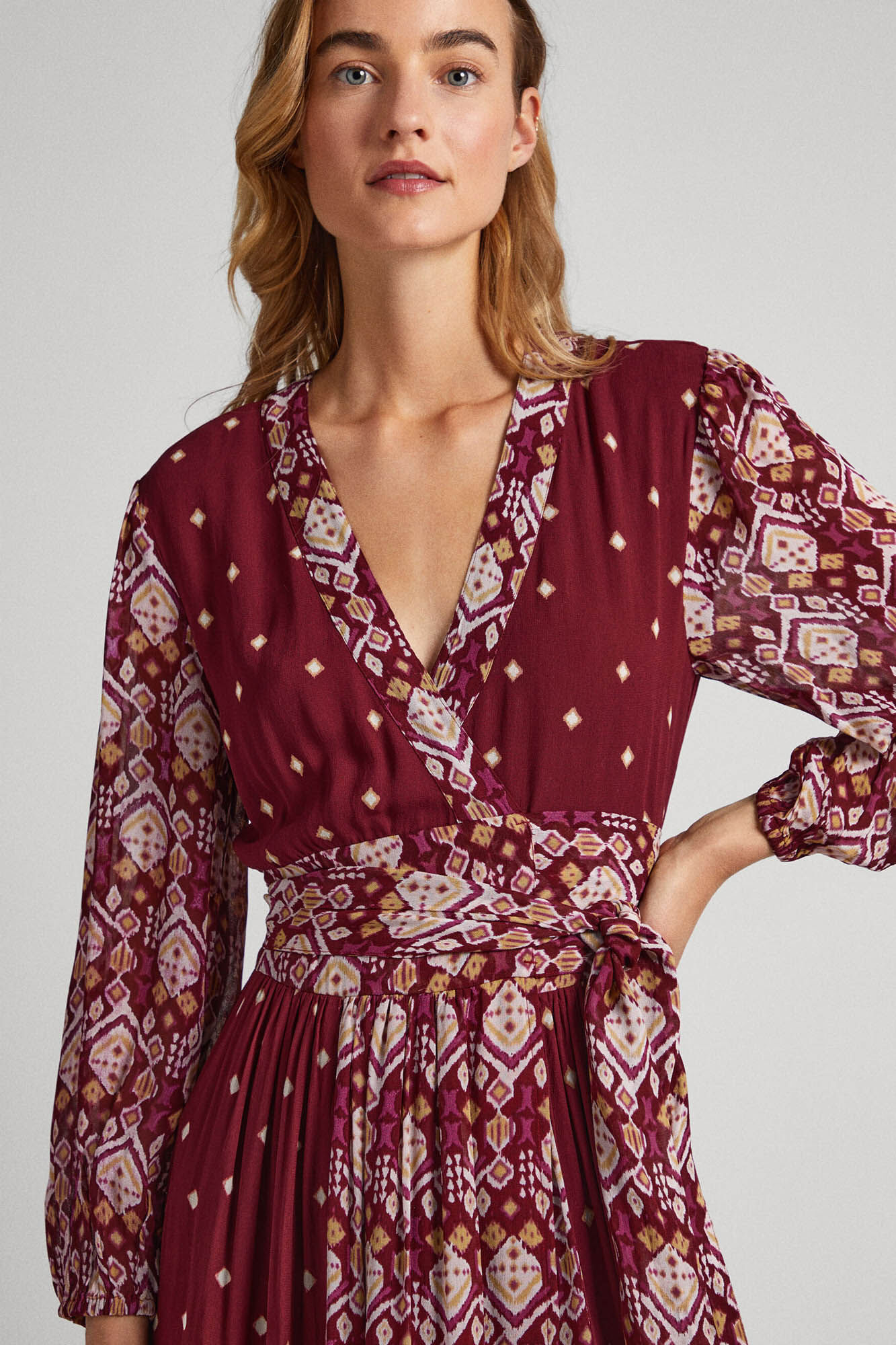 Vestido com estampas variadas