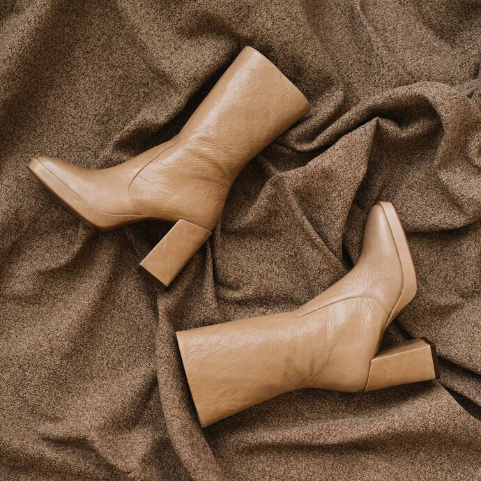 Boots à talons  en cuir brillant beige