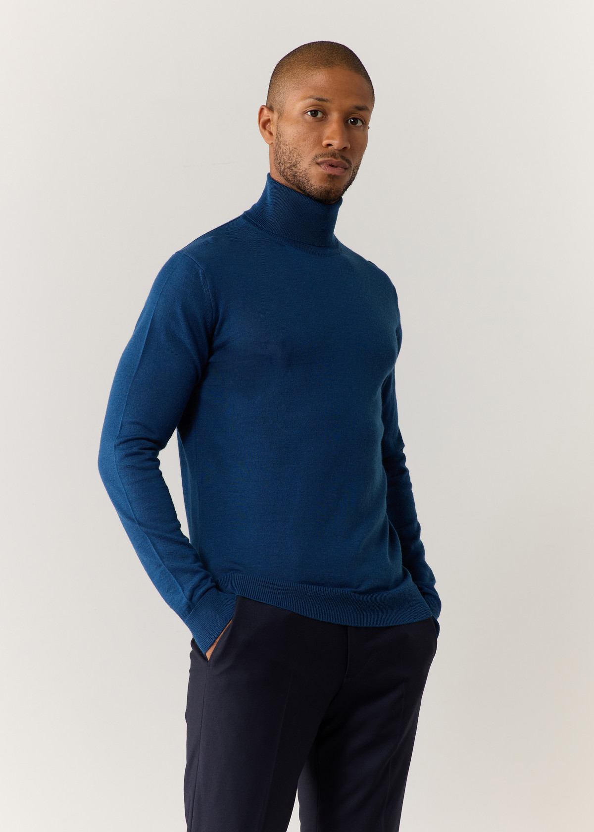 Pull col roulé en laine Mérinos mélangée unie bleu prusse