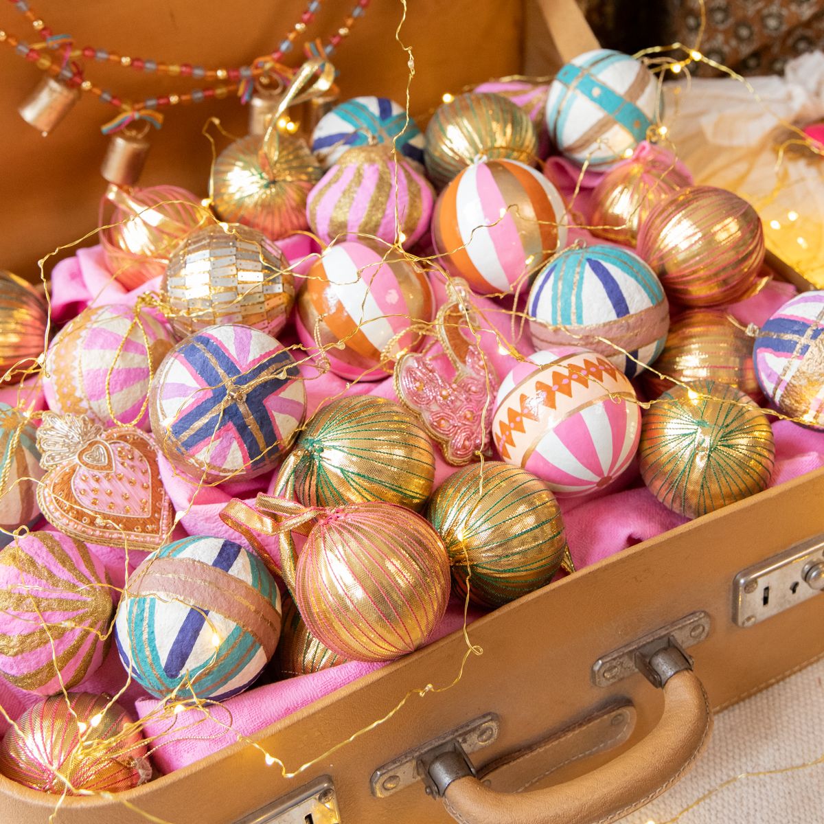 Boule de noël graphique rayée rose Pondie Chérie