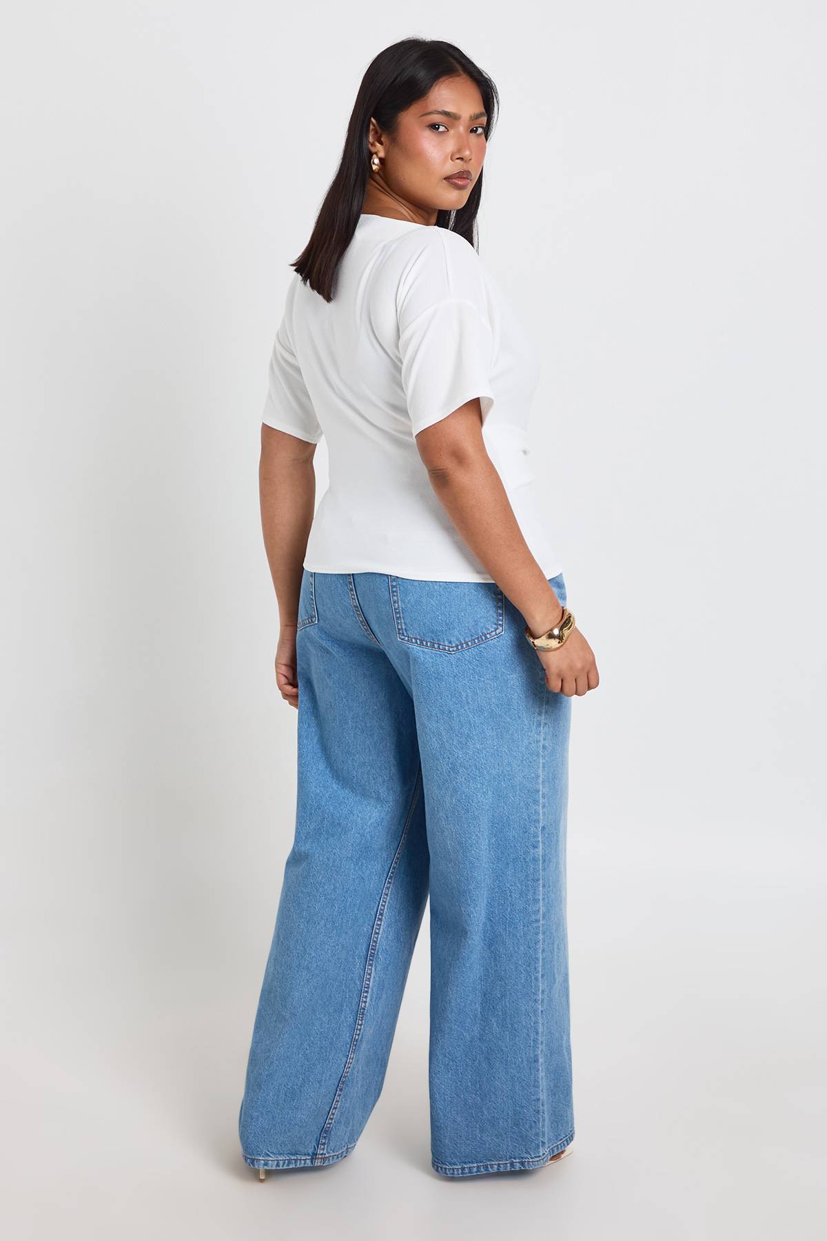 boohoo Haut À Manches Courtes En Crêpe Avec Encolure Montante, Ceinture À Détail Doré