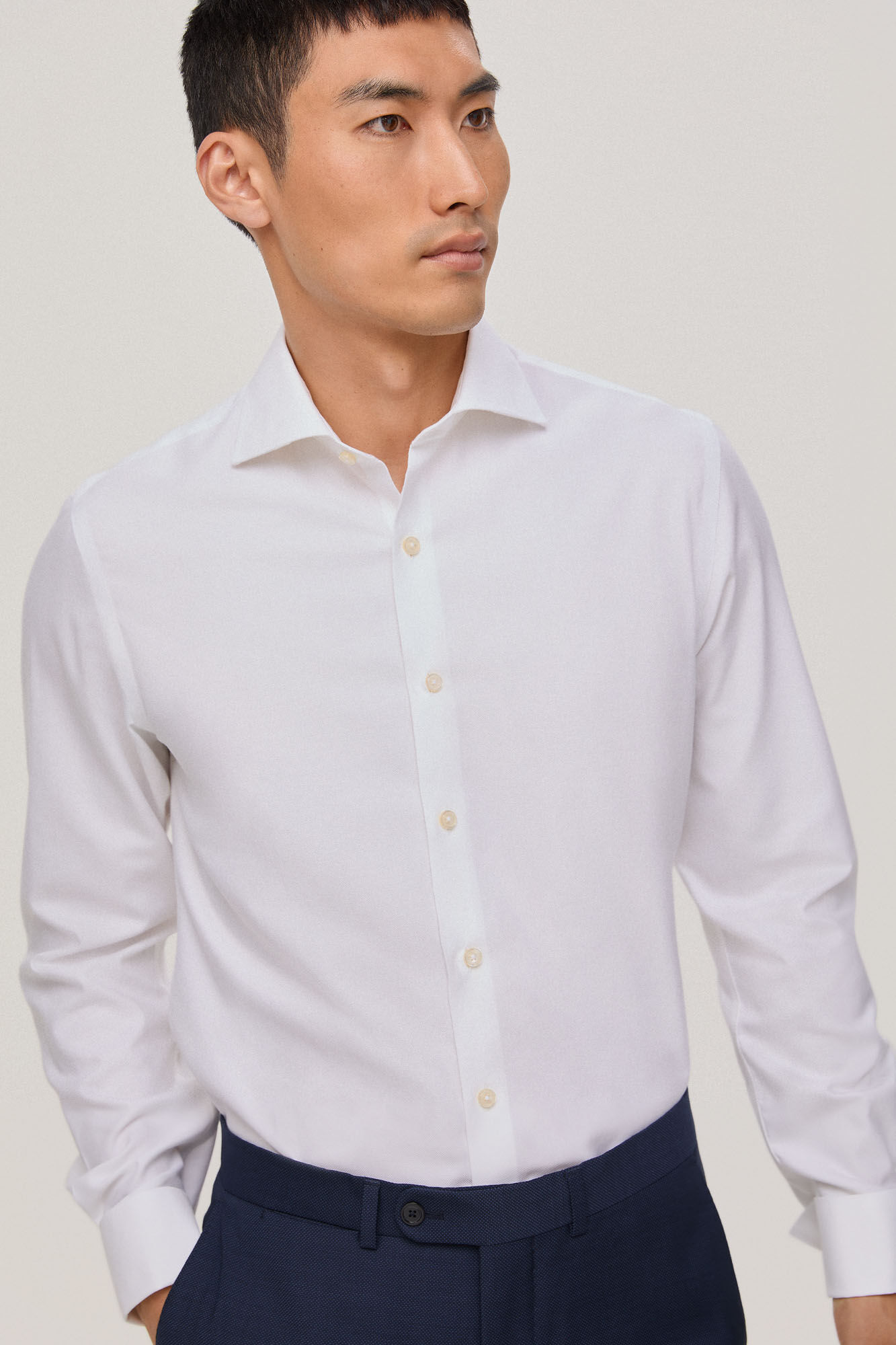 Camisa social com abotoaduras que não precisam ser passadas a ferro e são resistentes a manchas, estrutura lisa, modelagem regular - Branca