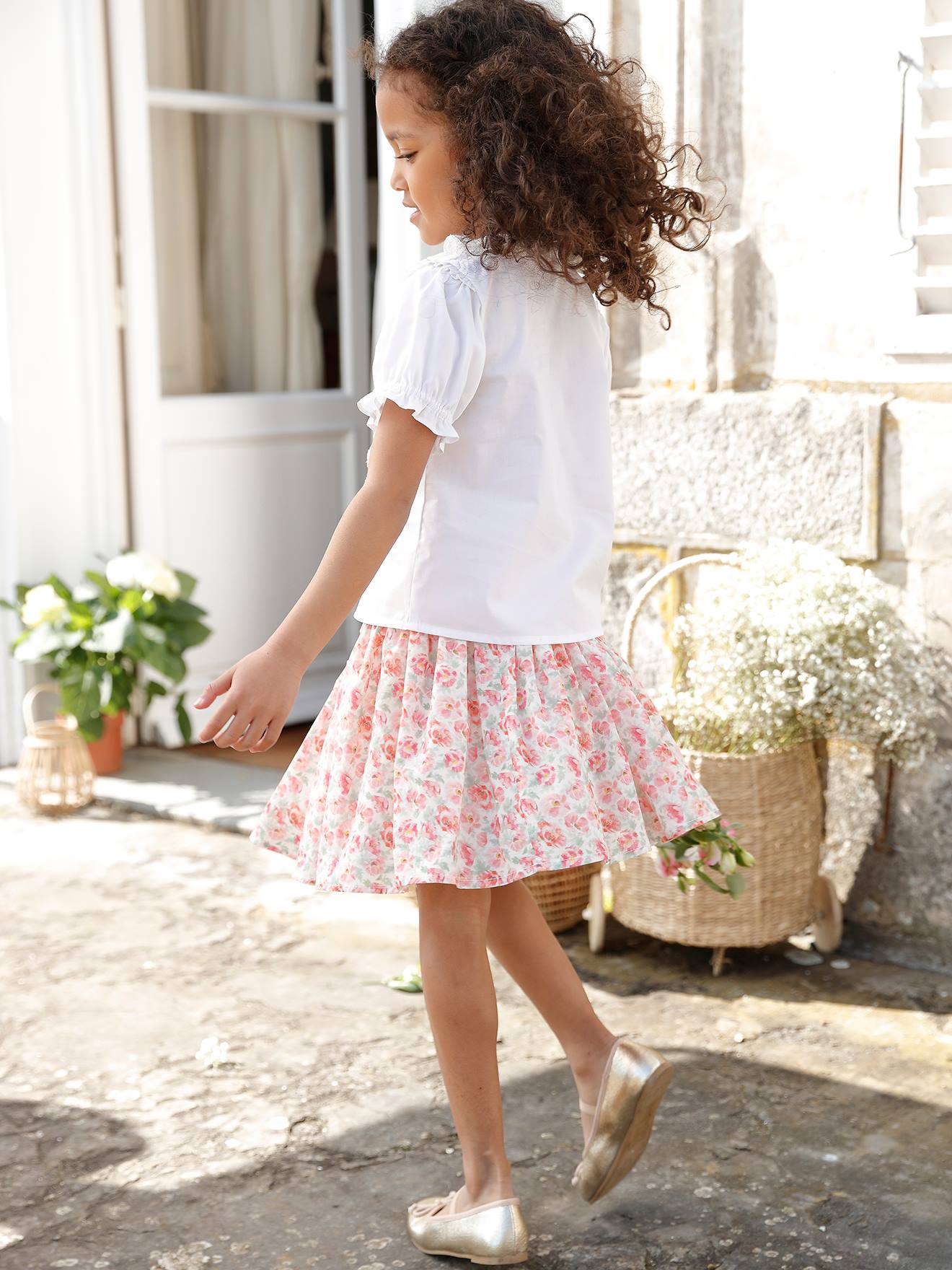 Saia floral para festa infantil, estampa branca clara.