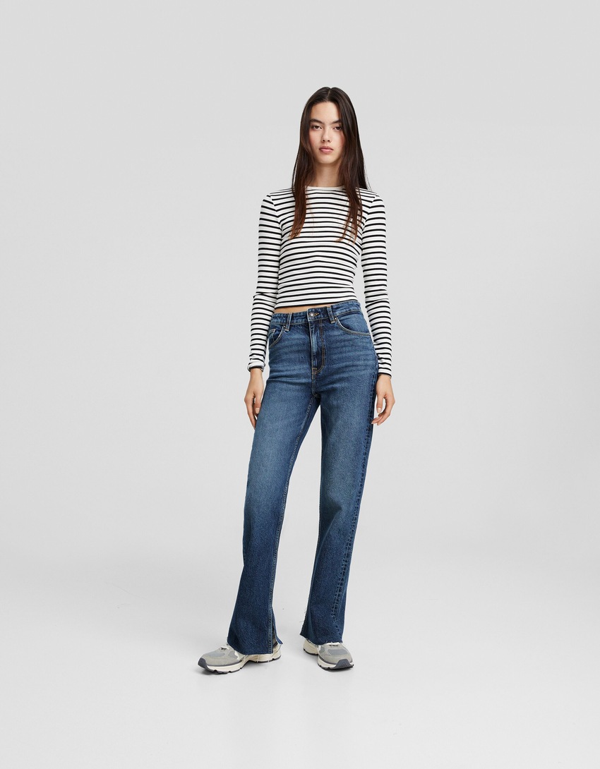 Calça jeans reta confortável com fenda lateral