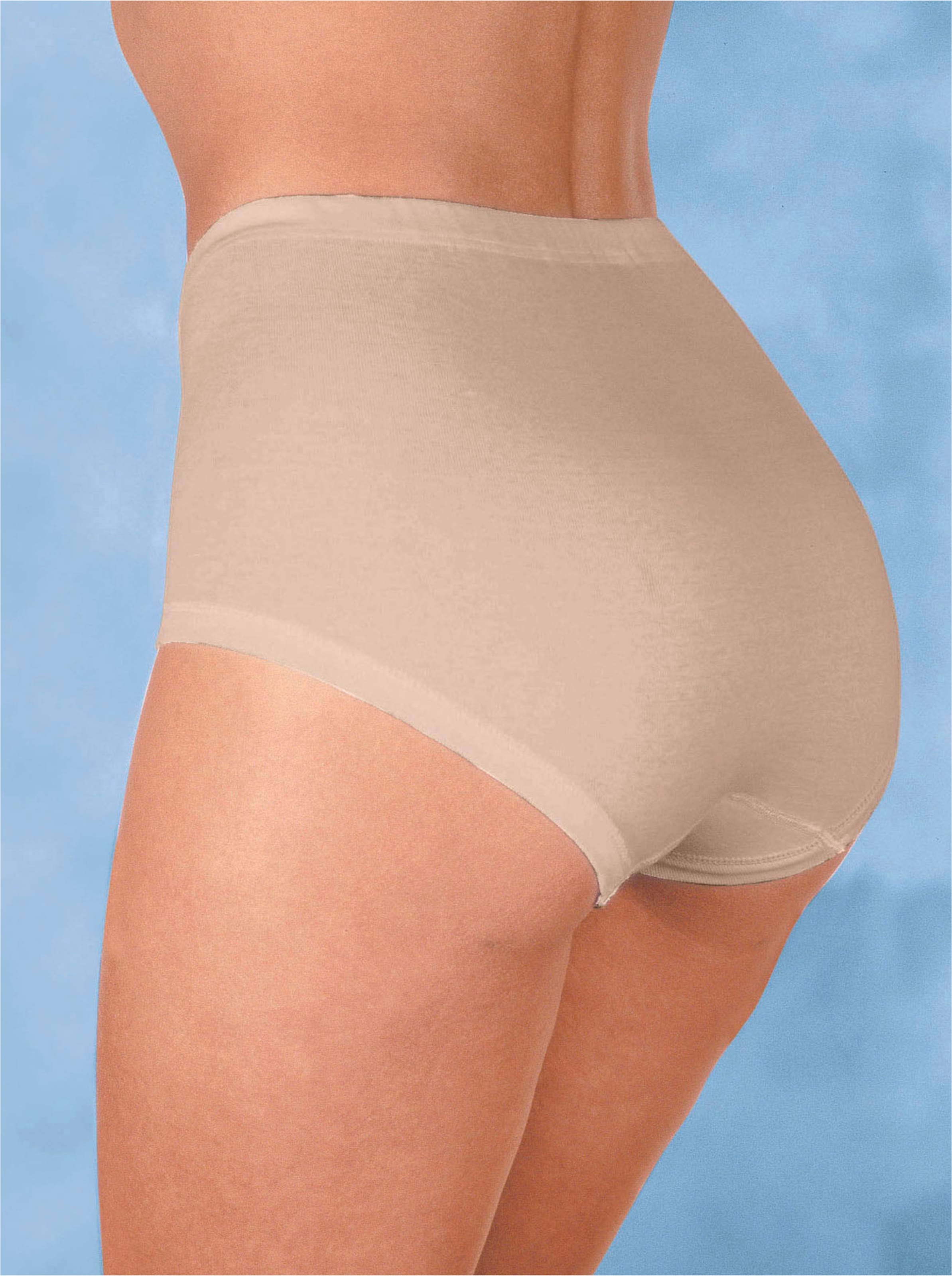 Nina von C. Taillenslip in puder
