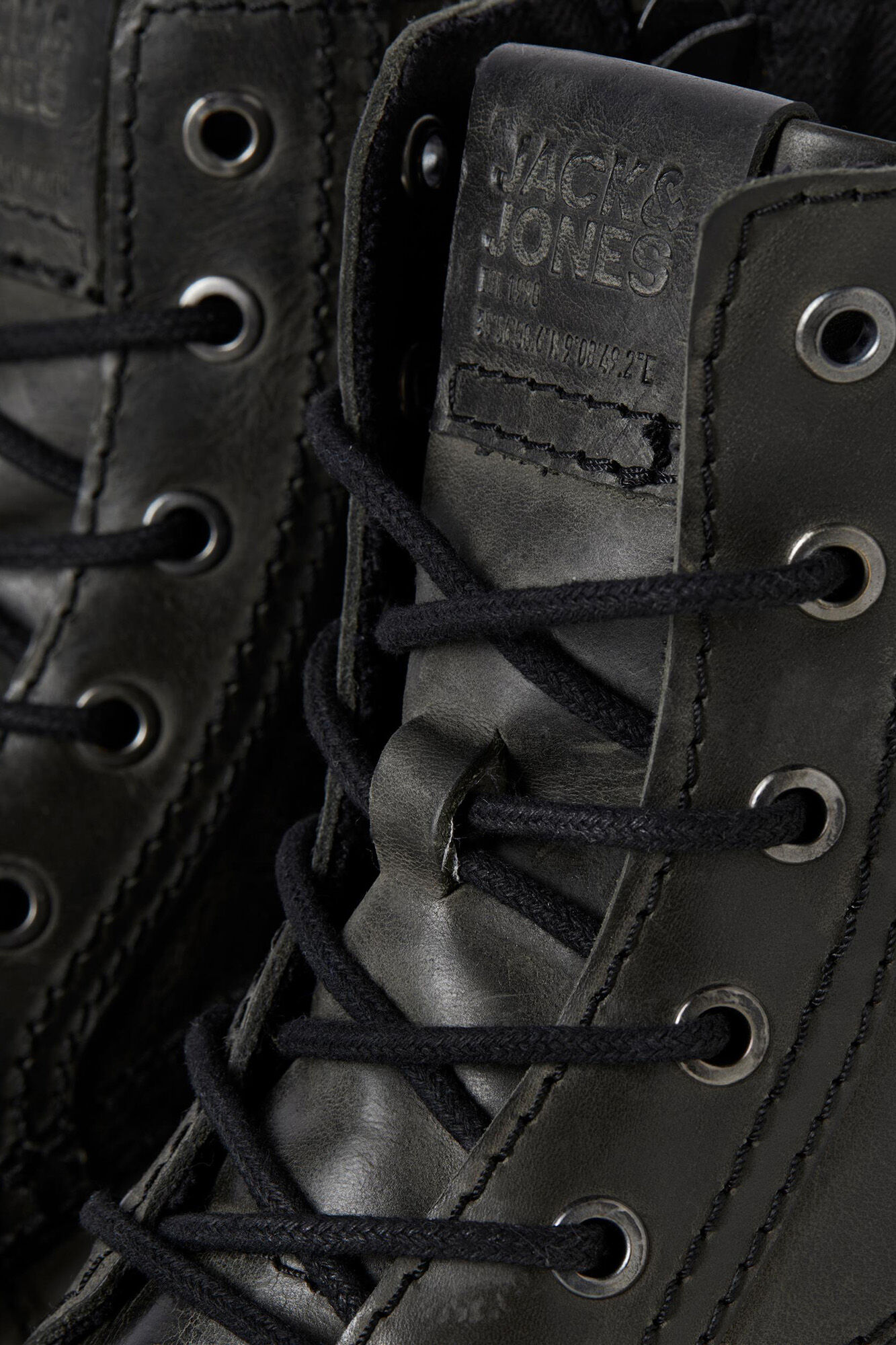 Bota de couro com cadarços