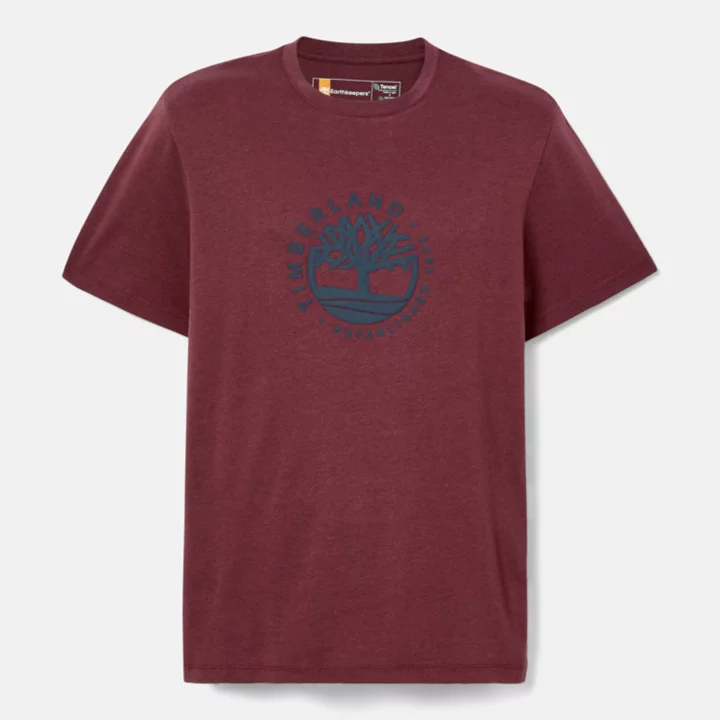 Camiseta Tencel x Refibra com estampa gráfica na cor bordô.