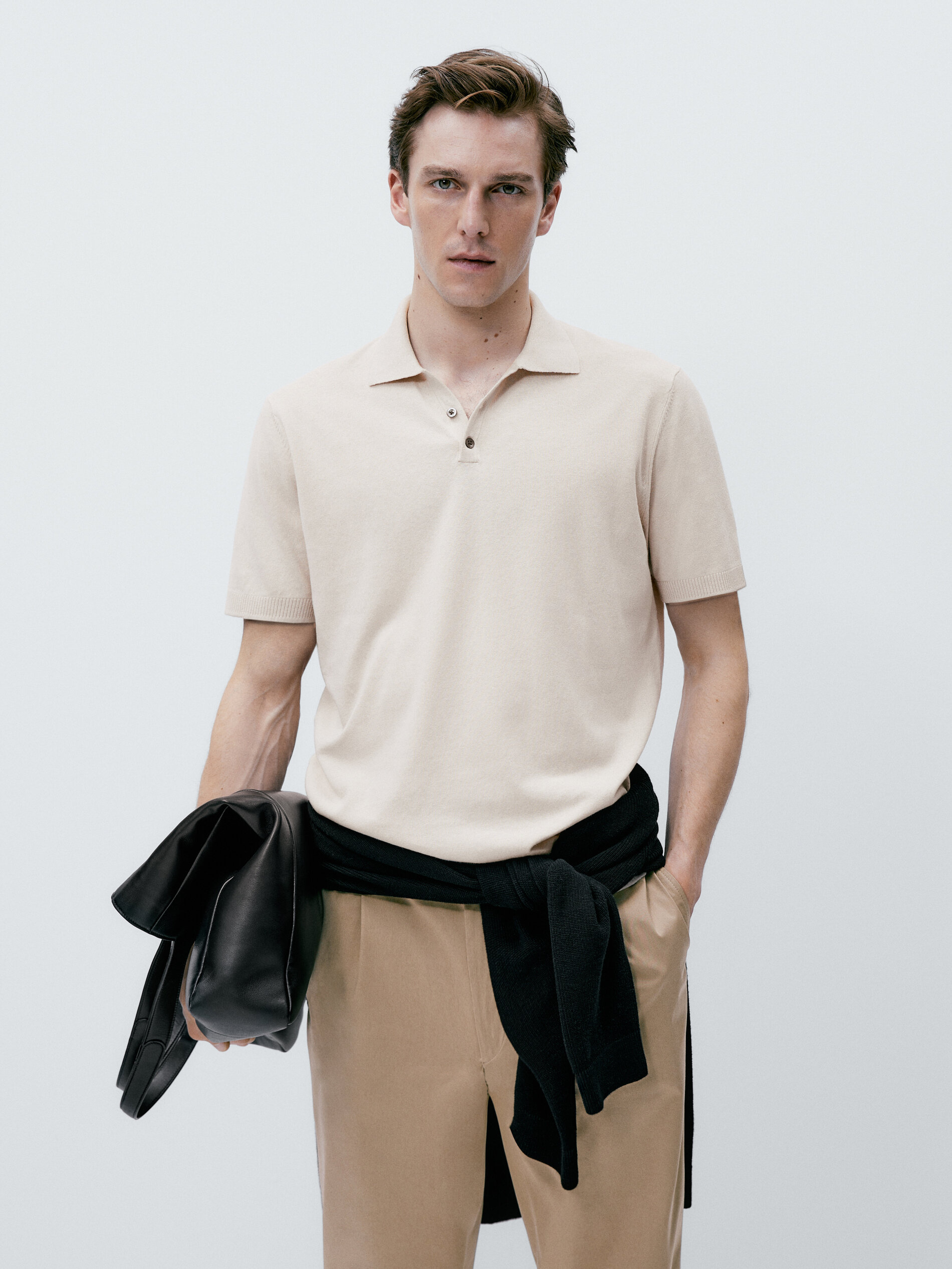Camisa polo com decote em V e botões - Bege