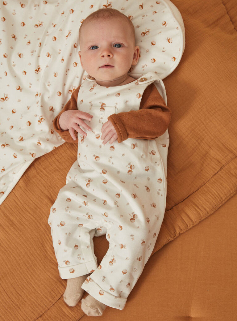 Body caramel, salopette écrue et chaussettes beiges