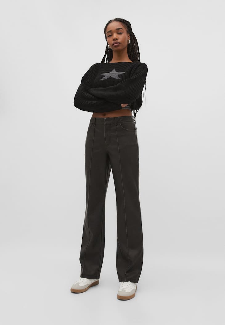 Calça reta com efeito couro e detalhe de costura