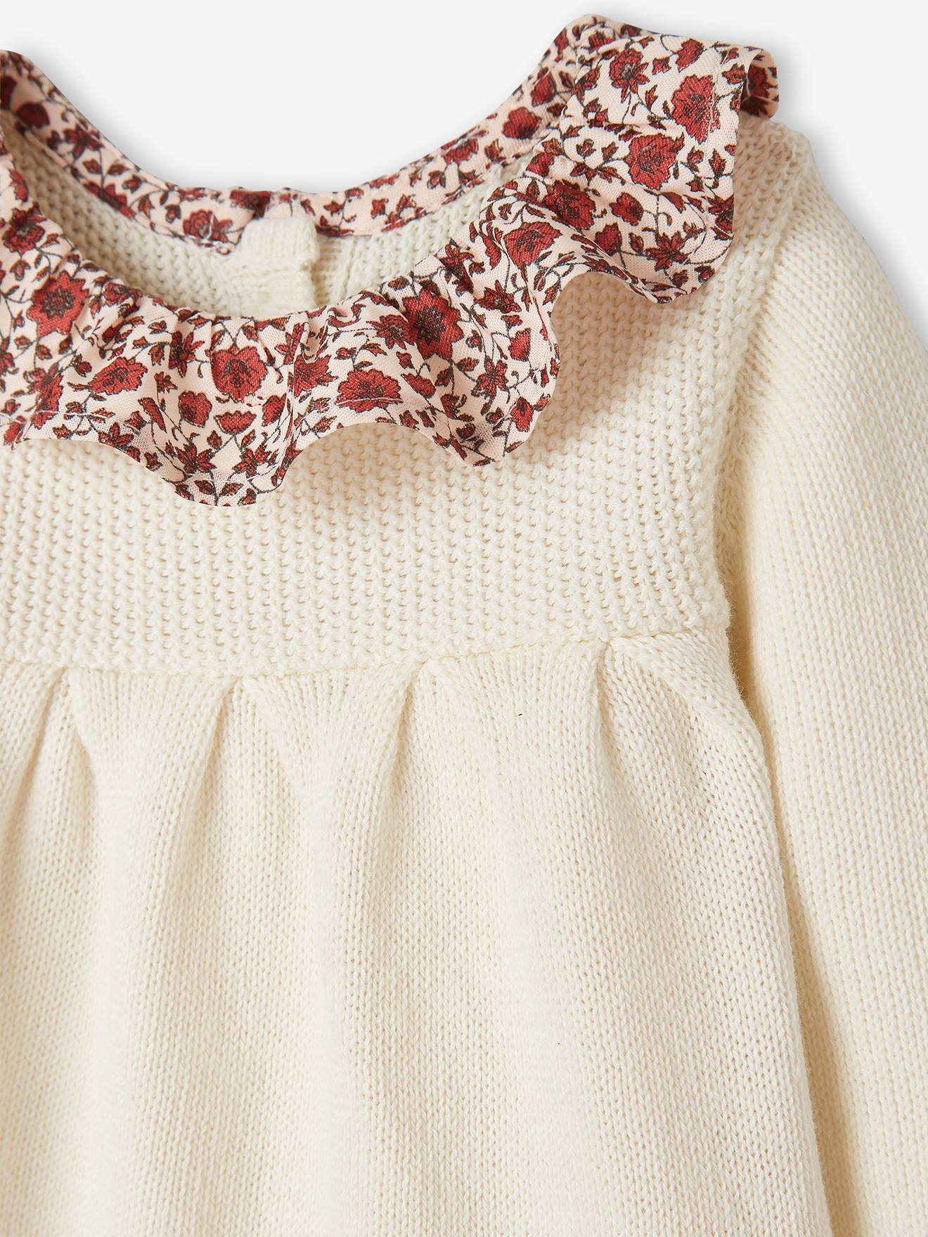 Vestido de tricô com flores no decote, modelo liso branco claro para bebê com estampas.
