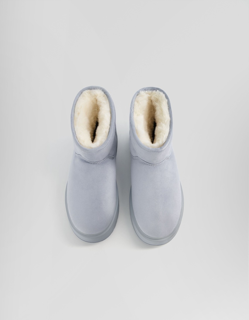 Botas de cano curto com plataforma e forro de pele sintética.