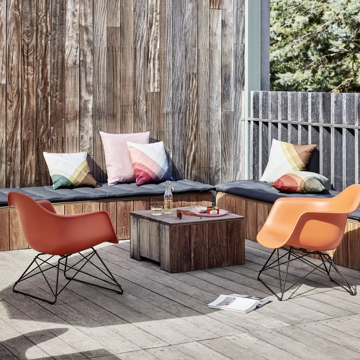 Vitra - Eames Plastic Armchair LAR RE, weiss / meerblau (Filzgleiter basic dark)
