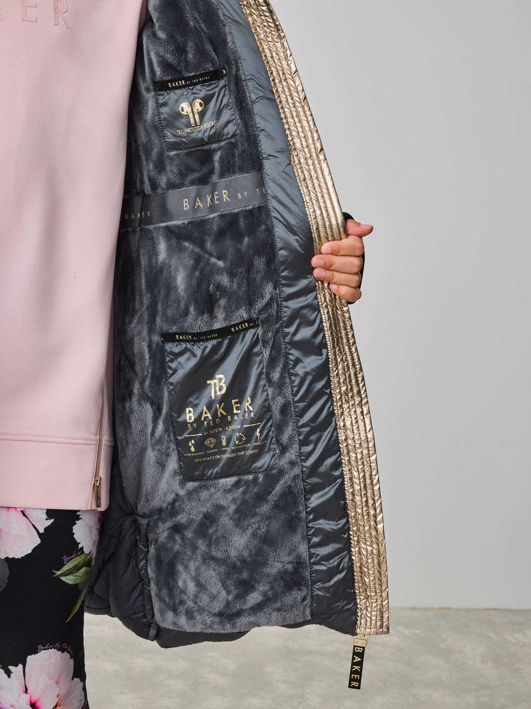 Baker by Ted Baker - Marineblauwe, regenbestendige gewatteerde jas met parels en ceintuur